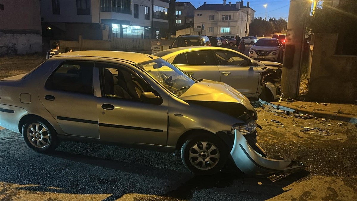 Sivas'ta iki otomobilin çarpışması sonucu 6 kişi yaralandı.