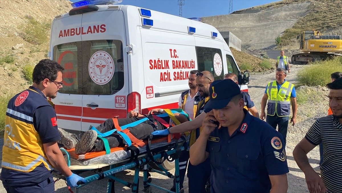 Sivas'ta su gider borusu döşenirken göçük altında kalan 2 işçi, İl Afet ve Acil Durum Müdürlüğü...