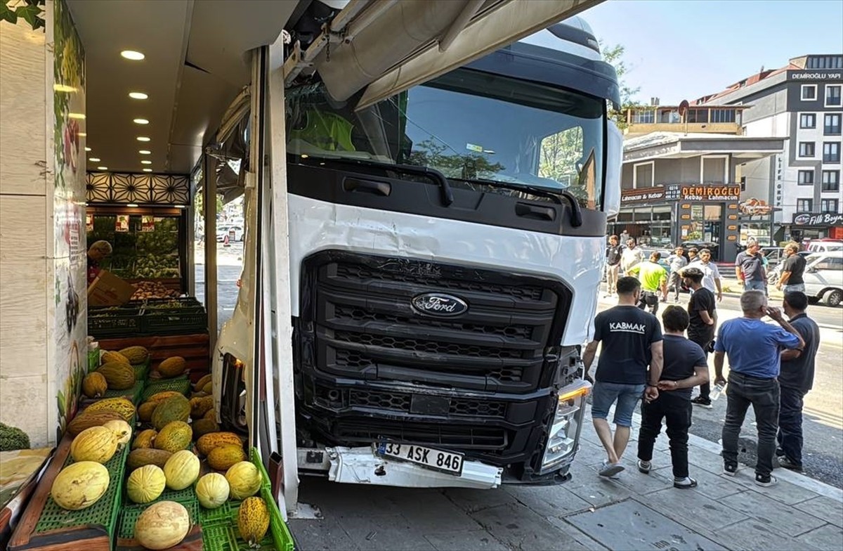 Sultanbeyli'de yokuşta kayan tırın, park halindeki bir araca çarparak diğer araçların da birbirine...