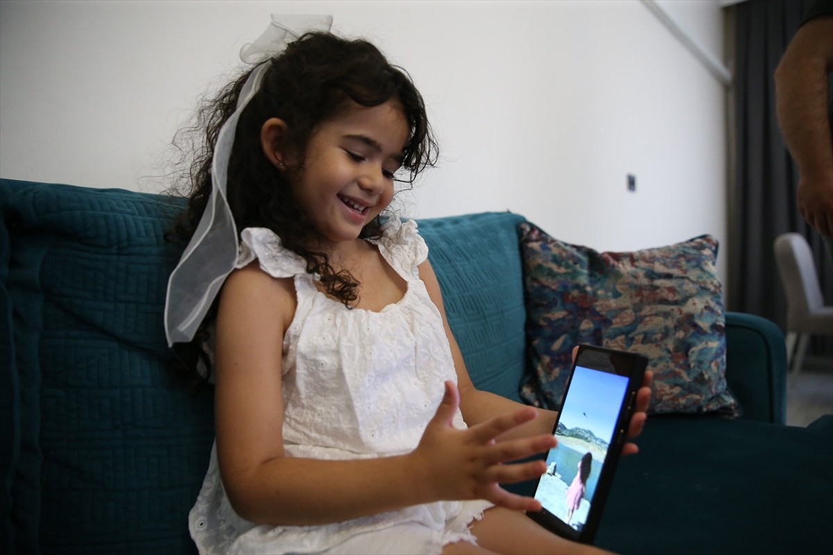 Suriye'de başladıktan sonra Yayladağı ilçesi sınırına ulaşan orman yangınının söndürülmesinde...