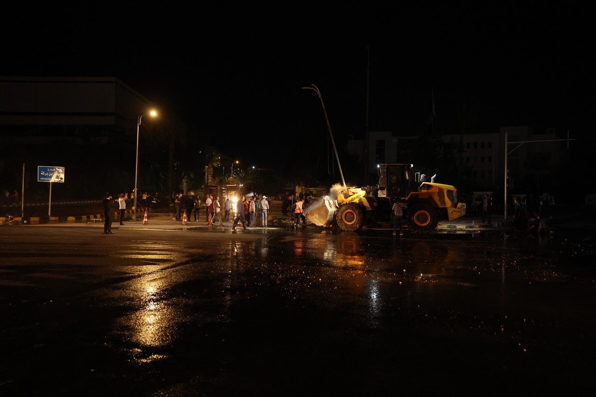 Suriye'nin başkenti Şam'da İsrail'in hava saldırıları nedeniyle kapanan yollarda enkaz kaldırma...