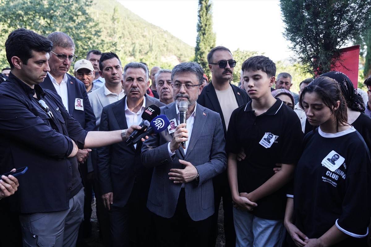 Tarım ve Orman Bakanı İbrahim Yumaklı, İzmir'in Ödemiş ilçesinde orman yangınına müdahale ederken...