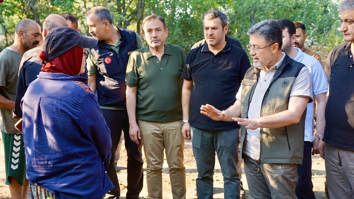 Tarım ve Orman Bakanı İbrahim Yumaklı, Karabük'te orman yangınları çıkan bölgelerde incelemelerde...