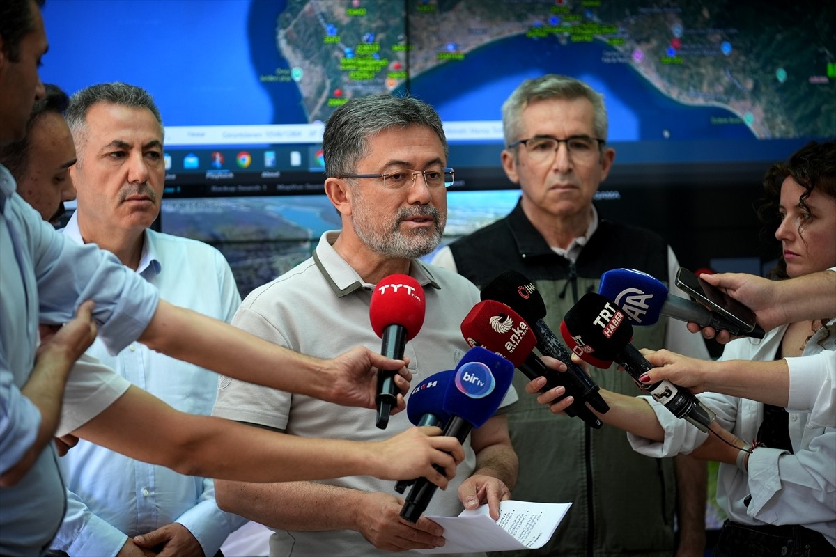 Tarım ve Orman Bakanı İbrahim Yumaklı (önde), İzmir Orman Bölge Müdürlüğü'nde Türkiye genelinde...