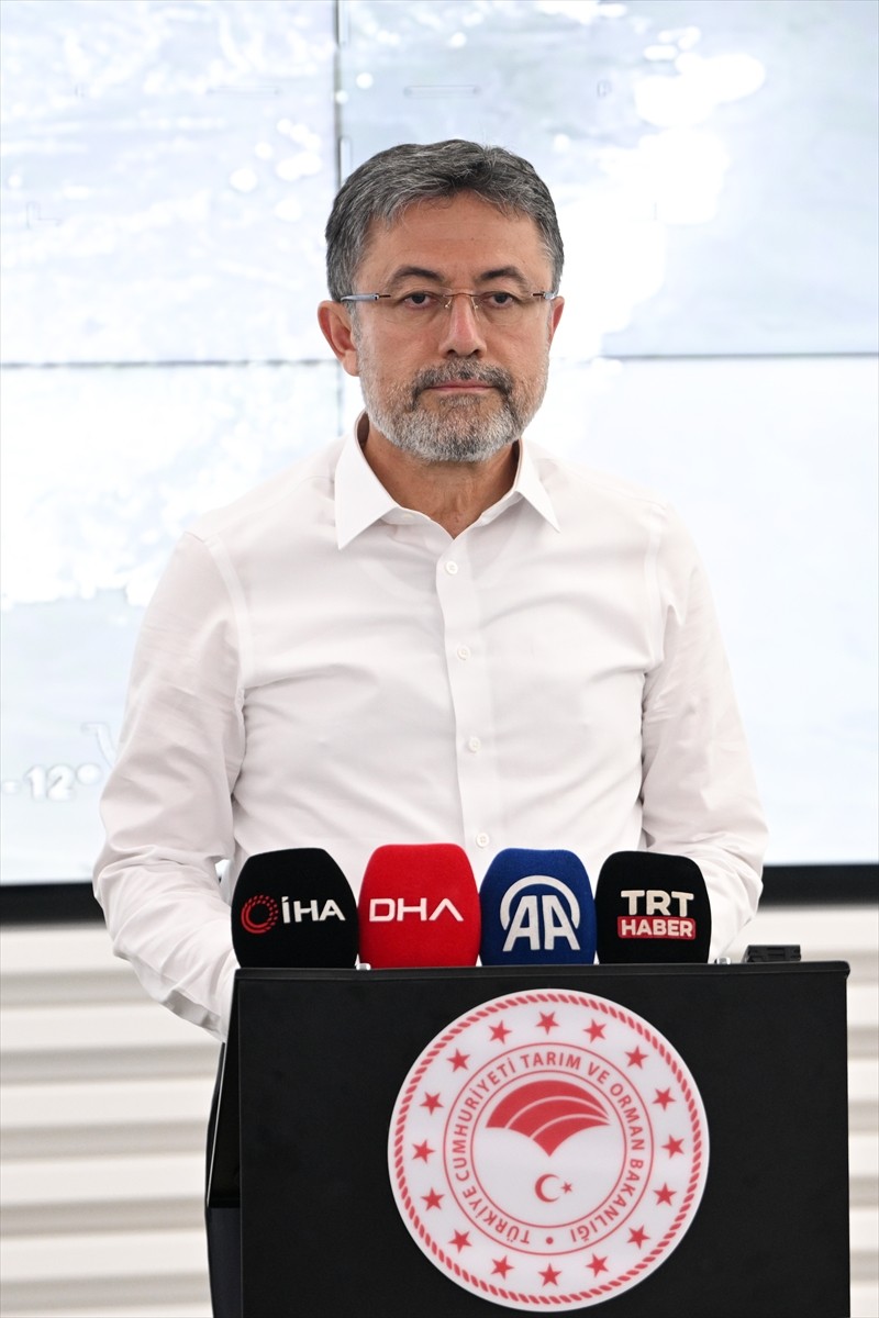 Tarım ve Orman Bakanı İbrahim Yumaklı, Orman Genel Müdürlüğü Yangın Yönetim Merkezi'nde, orman...