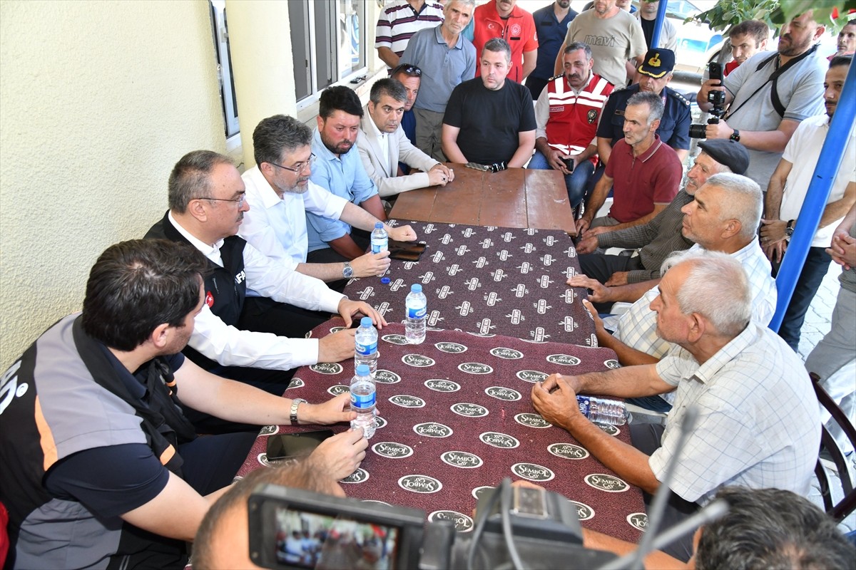 Tarım ve Orman Bakanı İbrahim Yumaklı, orman yangınından etkilenen Tekirdağ'ın Kocaali ile...