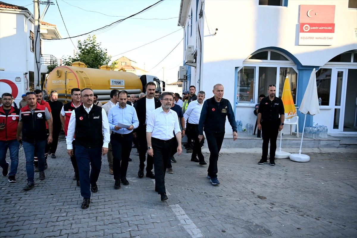 Tarım ve Orman Bakanı İbrahim Yumaklı, orman yangınından etkilenen Tekirdağ'ın Kocaali ile...
