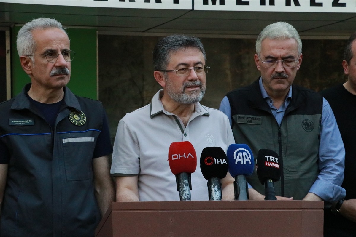 Tarım ve Orman Bakanı İbrahim Yumaklı (ortada), Ulaştırma ve Altyapı Bakanı Abdulkadir Uraloğlu...