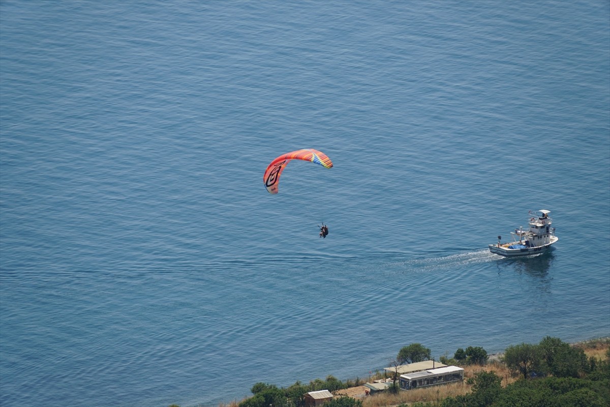 Tekirdağ'da bulunan Uçmakdere, gökyüzüyle buluşmak isteyen yamaç paraşütü tutkunlarını ağırlıyor....