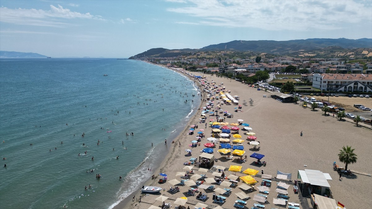 Tekirdağ'da etkili olan sıcak hava nedeniyle vatandaşlar sahillerde serinlemeye çalışıyor.