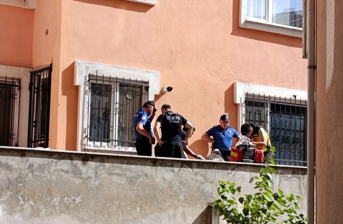 Tekirdağ'ın Çerkezköy ilçesinde 5. kattan beton zemine düşen kişi hayatını kaybetti. Ekipler olay...