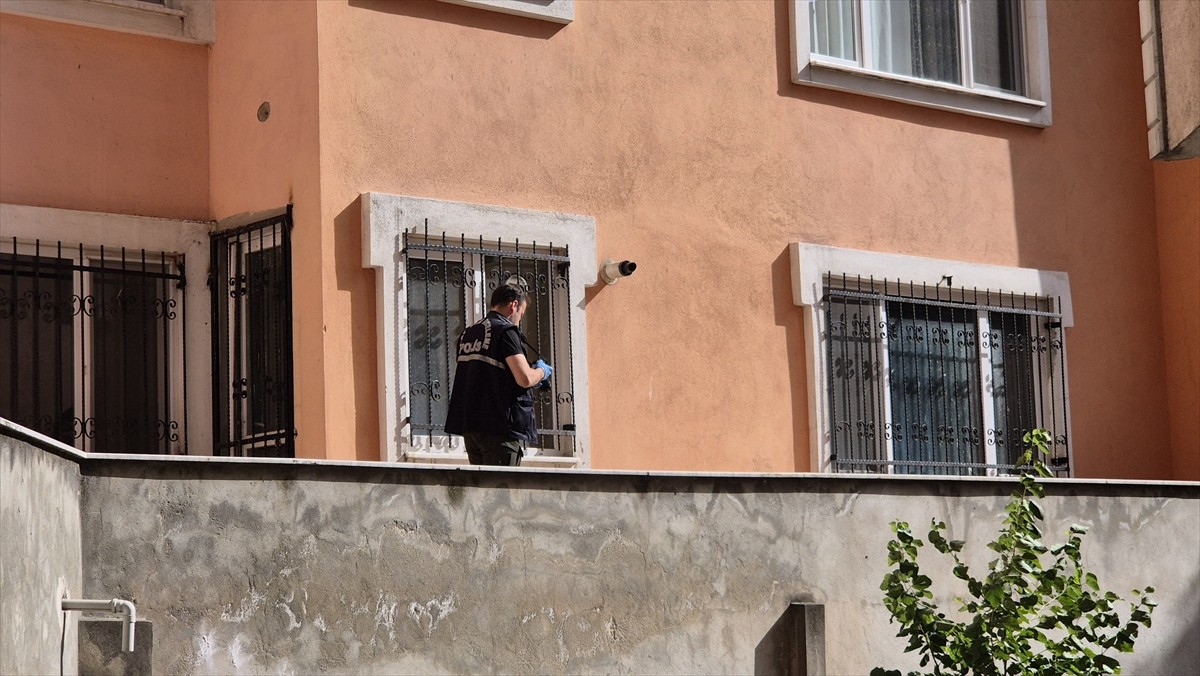 Tekirdağ'ın Çerkezköy ilçesinde 5. kattan beton zemine düşen kişi hayatını kaybetti. Ekipler olay...