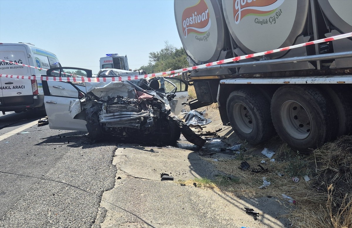 Tekirdağ'ın Ergene ilçesinde kamyon ile otomobilin çarpışması sonucu 4 kişi hayatını...