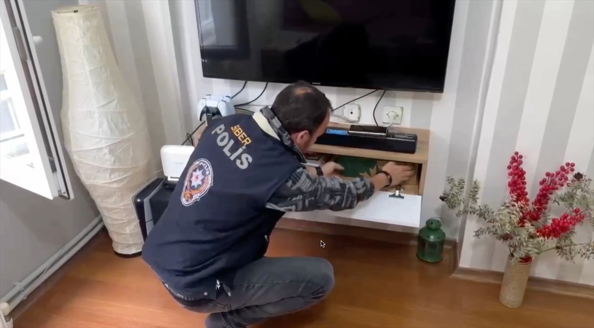 Tekirdağ merkezli 9 ilde yapılan operasyonda, iş bulma vaadiyle dolandırıcılık yaptıkları...