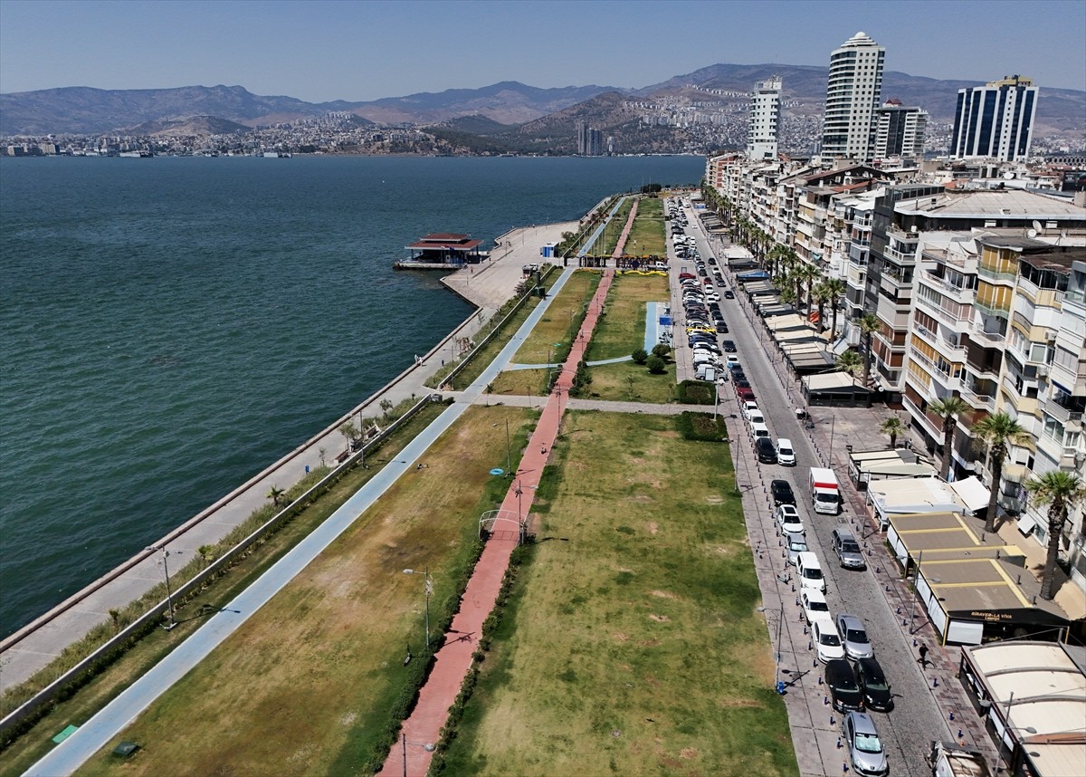 Termometrelerin 42 dereceyi gösterdiği İzmir'de, sıcak hava nedeniyle sahil şeridi boş kaldı....
