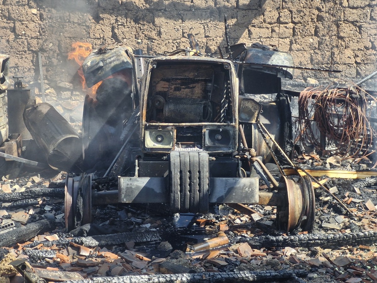 Tokat'ın Erbaa ilçesinde çıkan yangında 1,5 ton buğday, 1 ton gübre ve 2 traktör kullanılamaz hale...