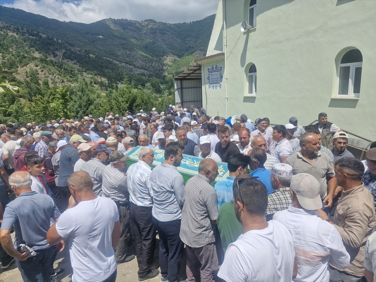 Tokat'ın Erbaa ilçesinde Kelkit Çayı'nda boğulan kuzenler Zafer ve Dilek Ateş'in cenazeleri...