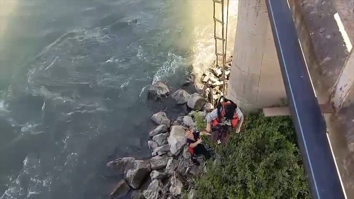 Tokat'ın Erbaa ilçesinde serinlemek için girdiği Kelkit Çayı'nda sular yükselince mahsur kalan...