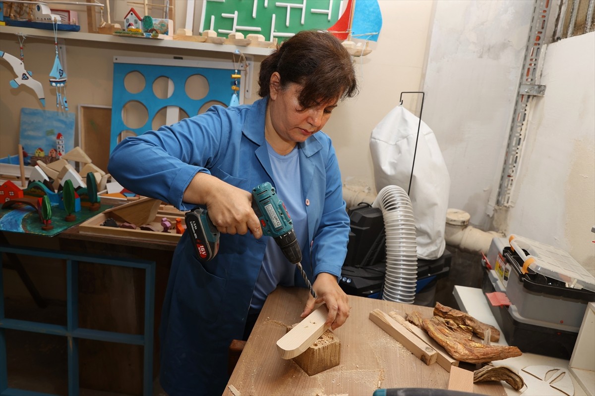 Trabzon'da 53 yaşındaki emekli öğretmen Gülen Deniz, yaşadığı apartmanın bodrum katındaki atölyede...