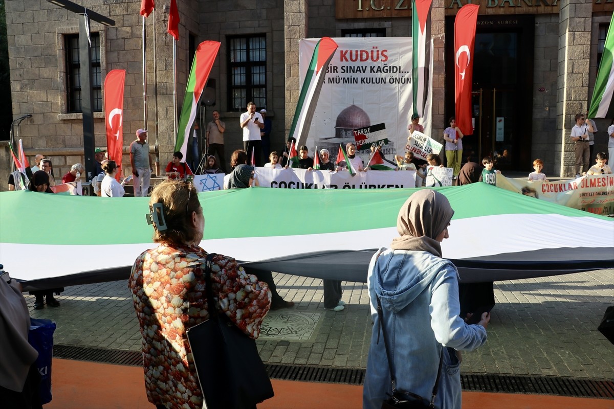Trabzon'da Filistin'e destek için yürüyüş yapıldı. Ortahisar ilçesindeki İskenderpaşa Camisi...