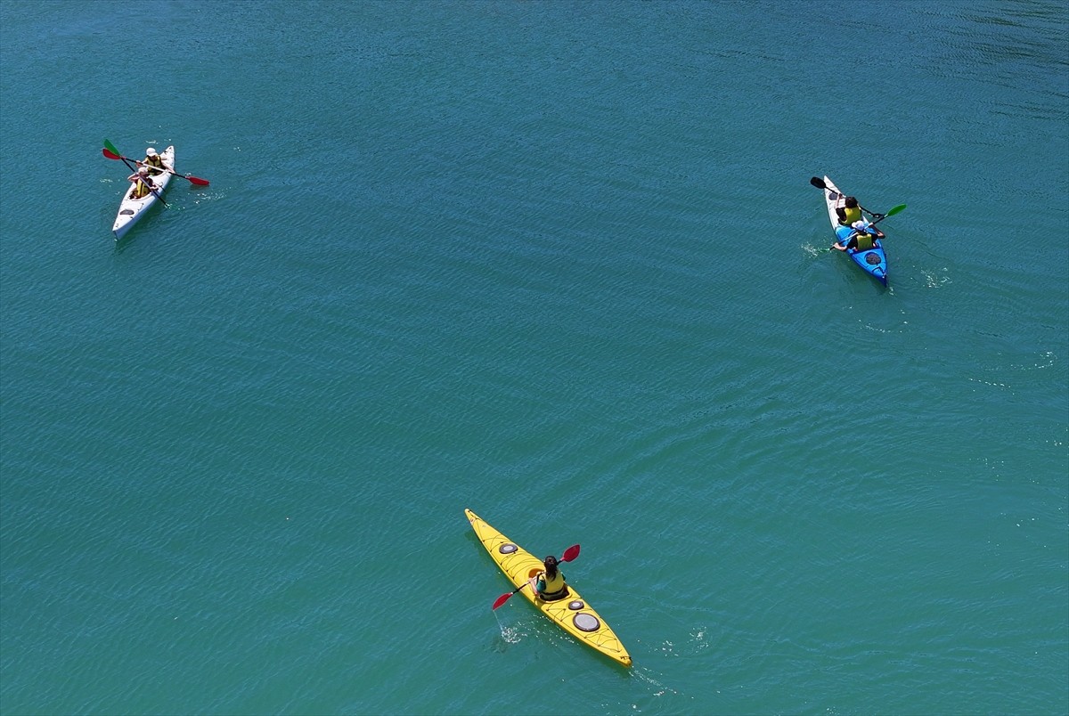 Trabzon'un Beşikdüzü ilçesinde, Karadeniz'in dalgalarına karşı kürek çekip yelken açan genç...