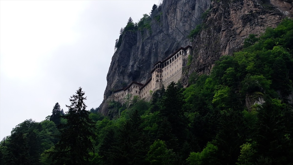 Trabzon'un Maçka ilçesi Altındere Vadisi'ndeki Karadağ'ın sarp yamaçlarındaki kayaların...