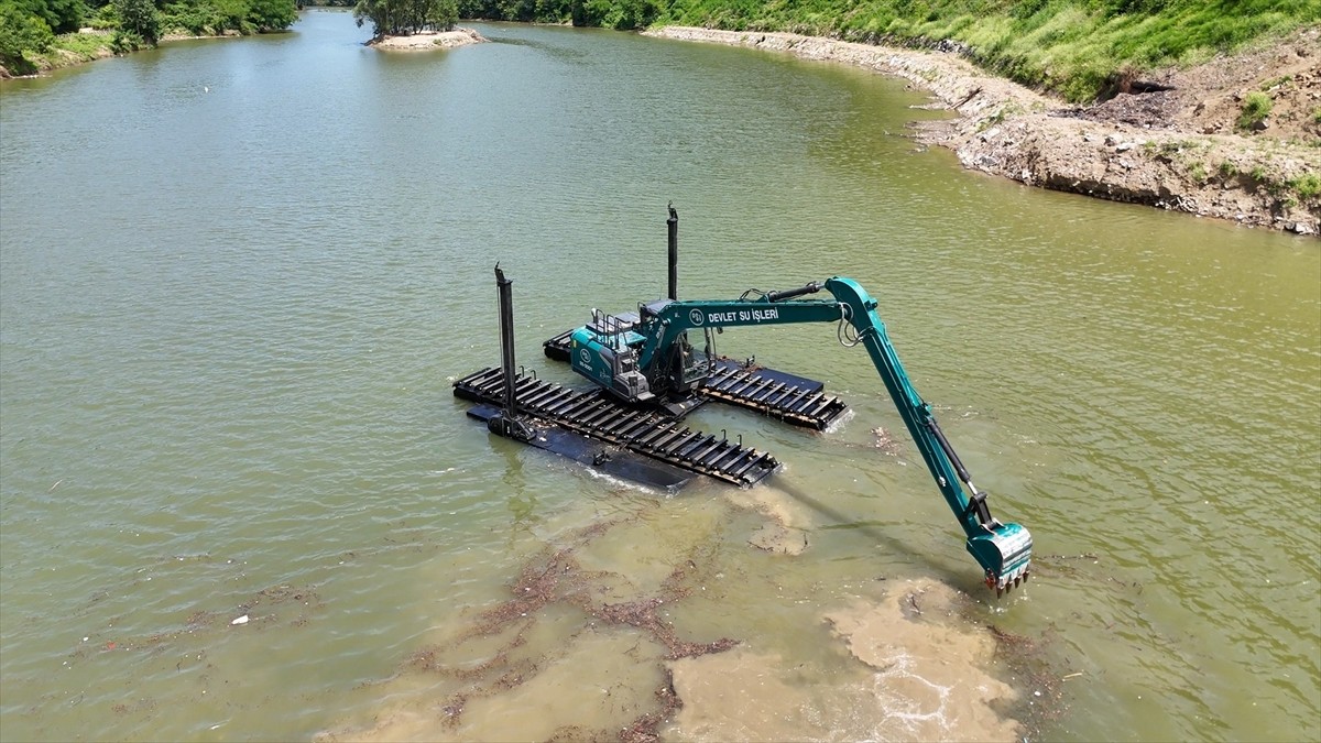 Trabzon'un önemli turizm noktaları arasında yer alan Sera Gölü'nün yüzeyindeki çöplerin...