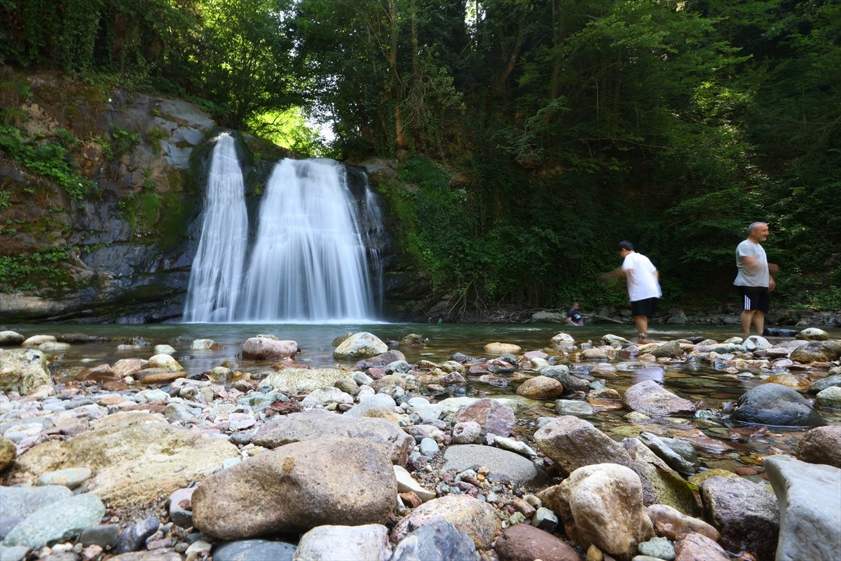 Trabzon'un Tonya ilçesindeki Canikdere Şelalesi, yerli ve yabancı turistlerin uğrak noktalarından...