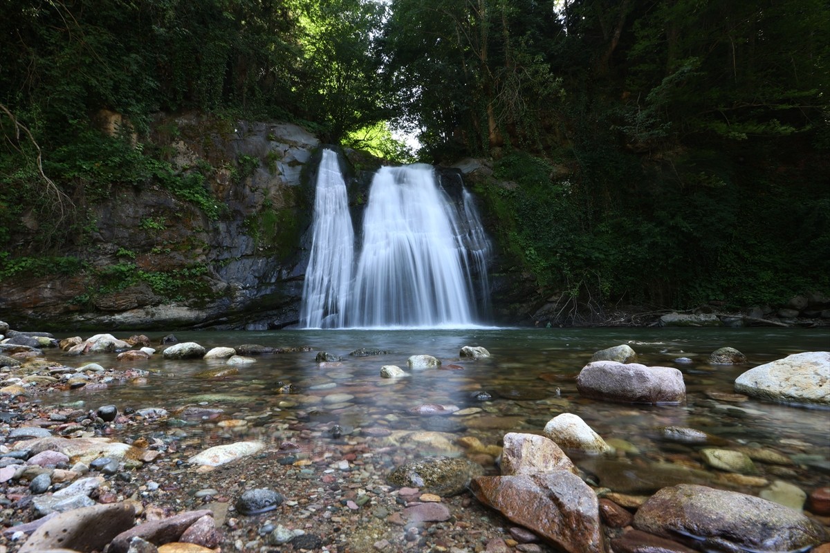 Trabzon'un Tonya ilçesindeki Canikdere Şelalesi, yerli ve yabancı turistlerin uğrak noktalarından...