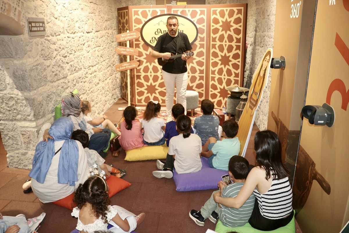 Trabzon Kültür Yolu Festivali kapsamında "Anadolu Masal Yolu" etkinliğinde çocuklara masallar...