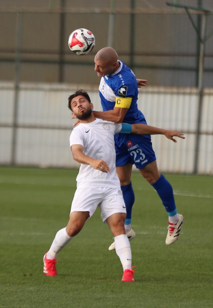 Tredyol Süper Lig ekibi Çaykur Rizespor, Mehmet Cengiz Tesisleri'nde oynanan hazırlık maçında...