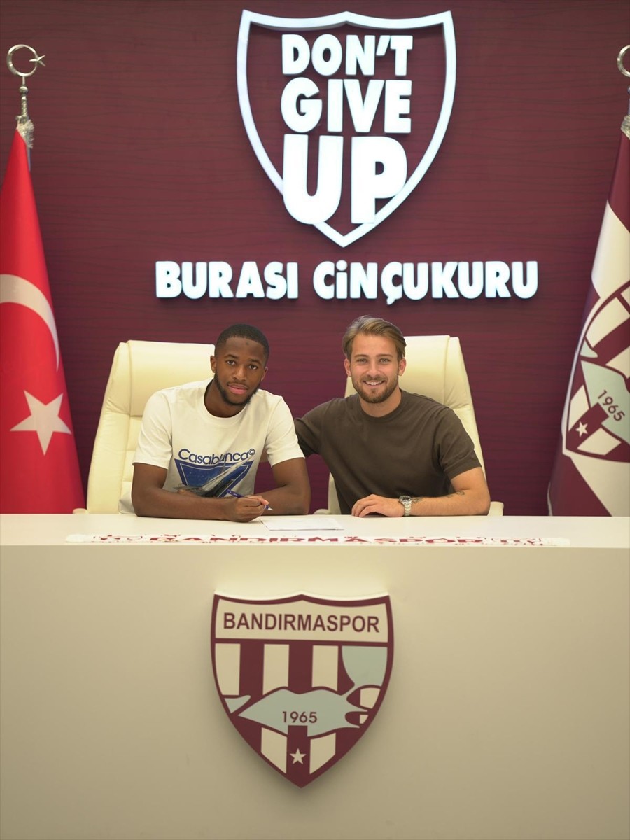Trendyol 1. Lig ekiplerinden Bandırmaspor, Malili futbolcu Wilson Samake'yi (solda) kadrosuna...