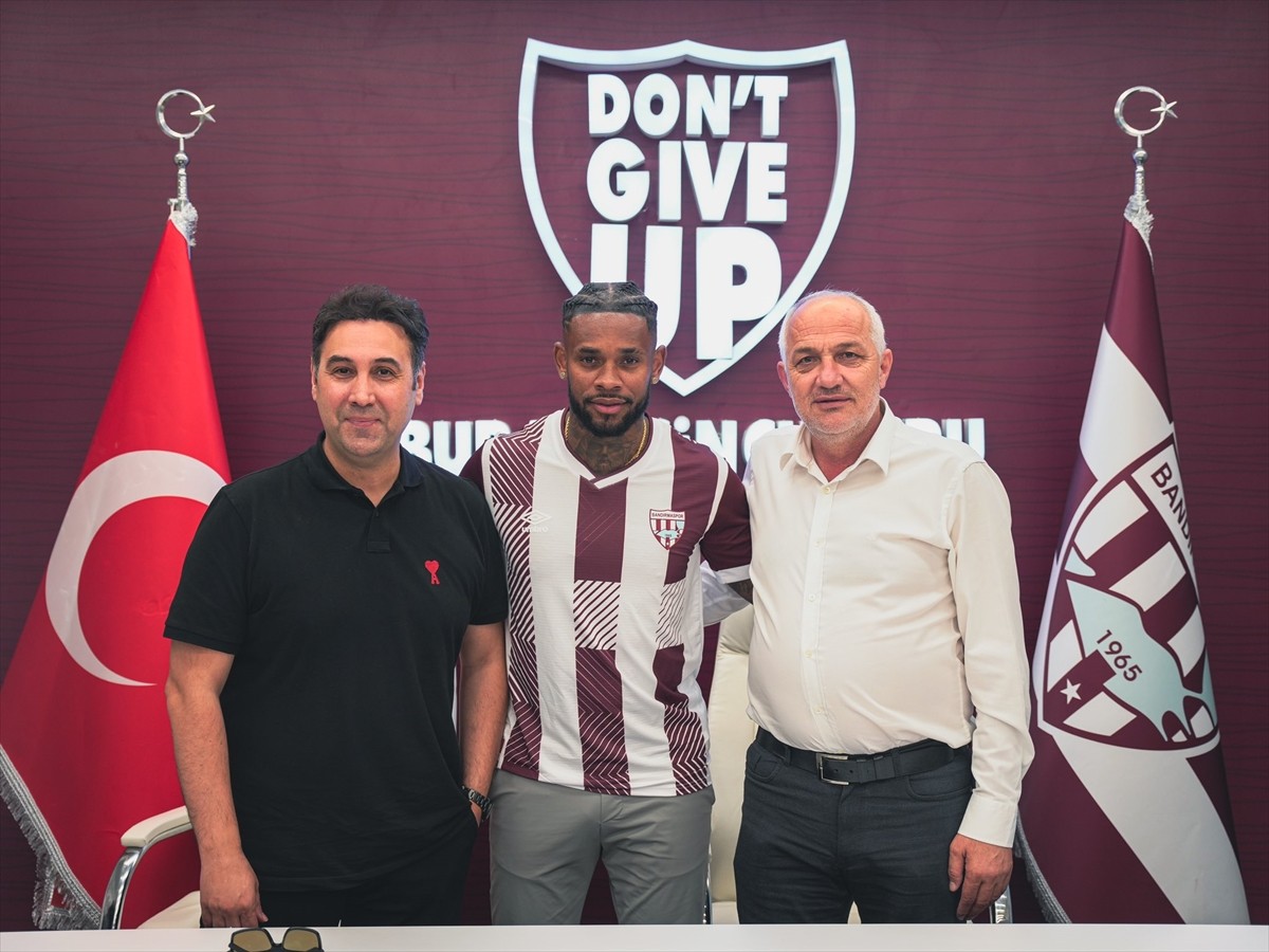 Trendyol 1. Lig ekiplerinden Bandırmaspor, orta saha oyuncusu Leandro Bacuna'yı transfer etti.