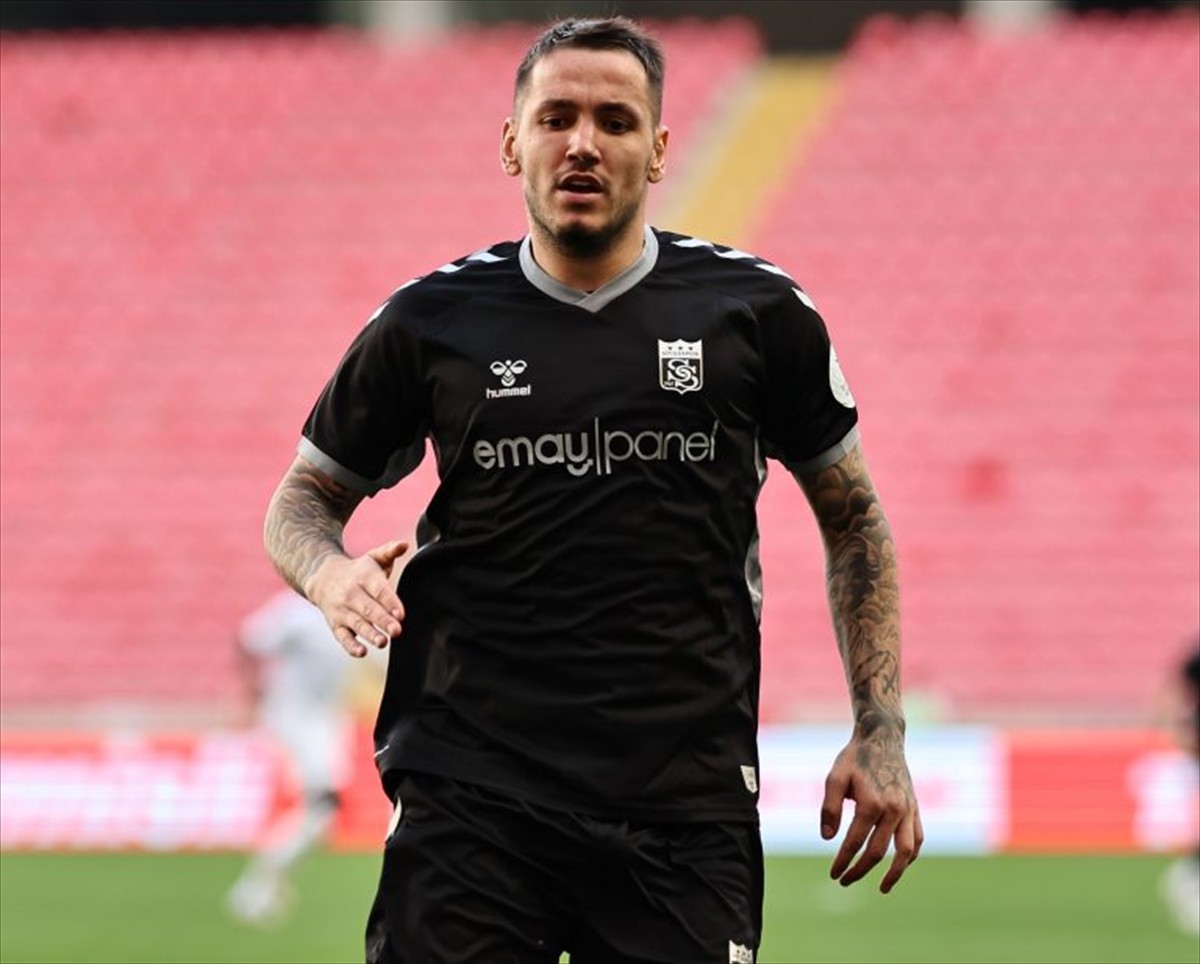 Trendyol 1. Lig ekiplerinden Sivasspor, orta saha oyuncusu Kerem Atakan Kesgin'i renklerine...