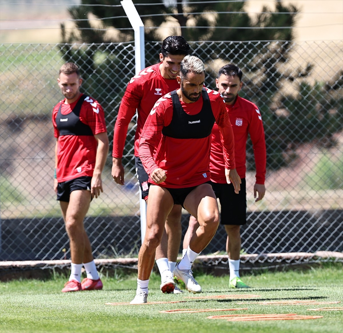 Trendyol 1. Lig ekiplerinden Sivasspor, yeni sezon hazırlıklarını sürdürdü. Kırmızı-beyazlı ekip...