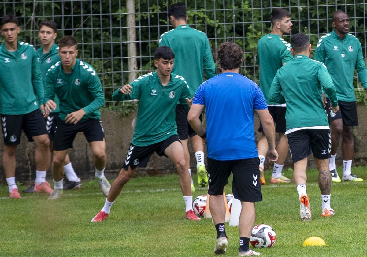 Trendyol 1. Lig takımı Sakaryaspor, Bolu'daki birinci etap kamp çalışmalarını yaptığı antrenmanla...