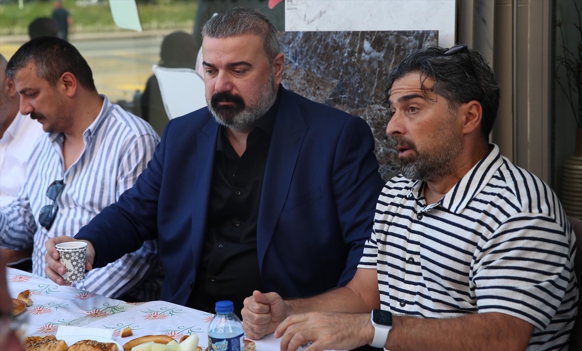 Trendyol Süper Lig ekiplerinden Çaykur Rizespor'un kulüp başkanı İbrahim Turgut (sol 2), teknik...