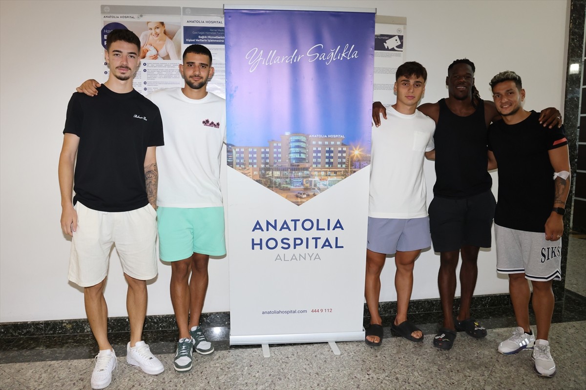 Trendyol Süper Lig ekiplerinden Corendon Alanyaspor'da yeni sezon öncesi teknik ve idari kadro ile...