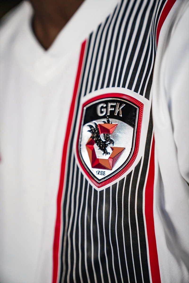 Trendyol Süper Lig ekiplerinden Gaziantep FK'nin 2025-2026 sezonunda giyeceği yeni formaları...