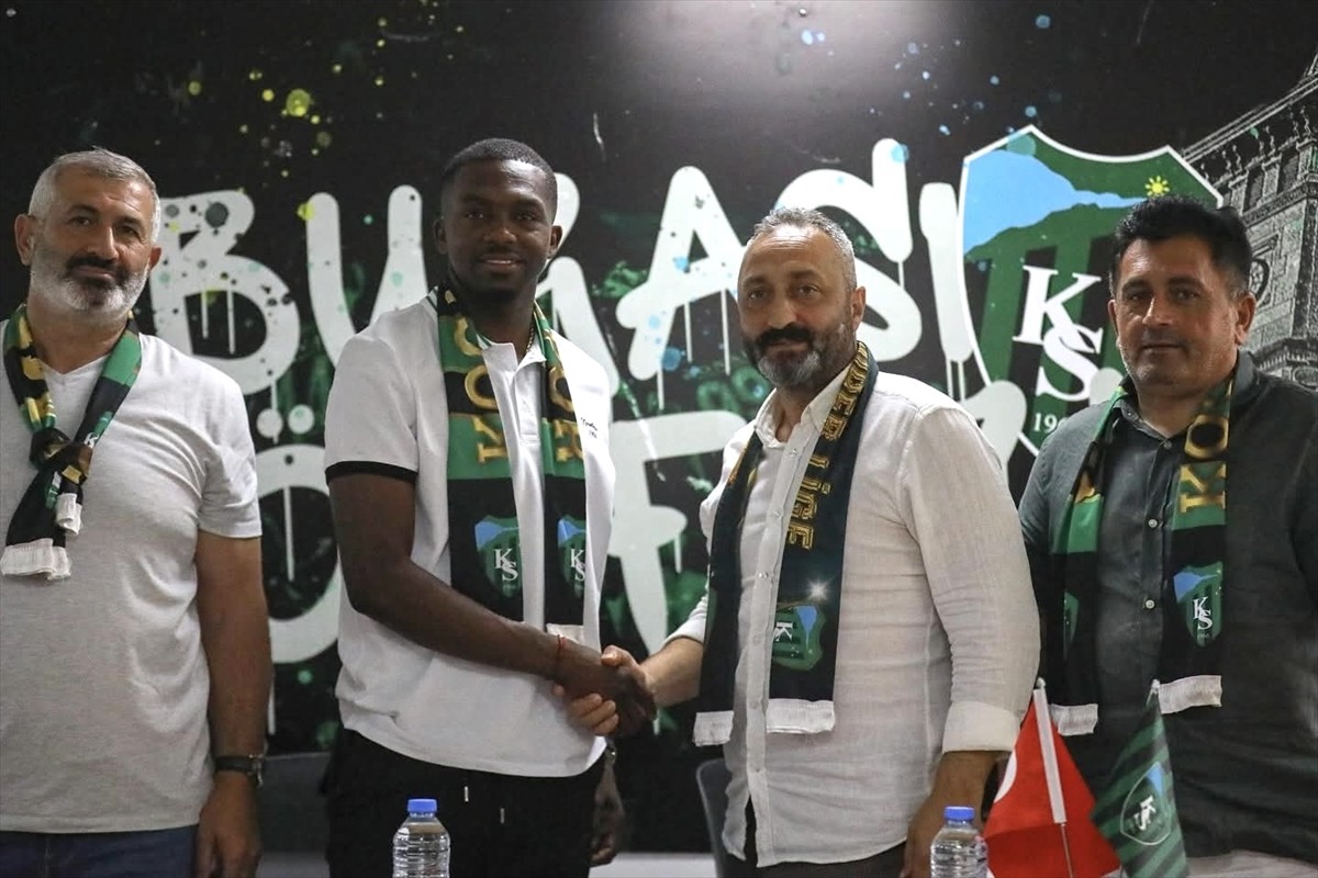 Trendyol Süper Lig ekiplerinden Kocaelispor, 28 yaşındaki sağ bek Anfernee Jamal Dijksteel (sol 2)...