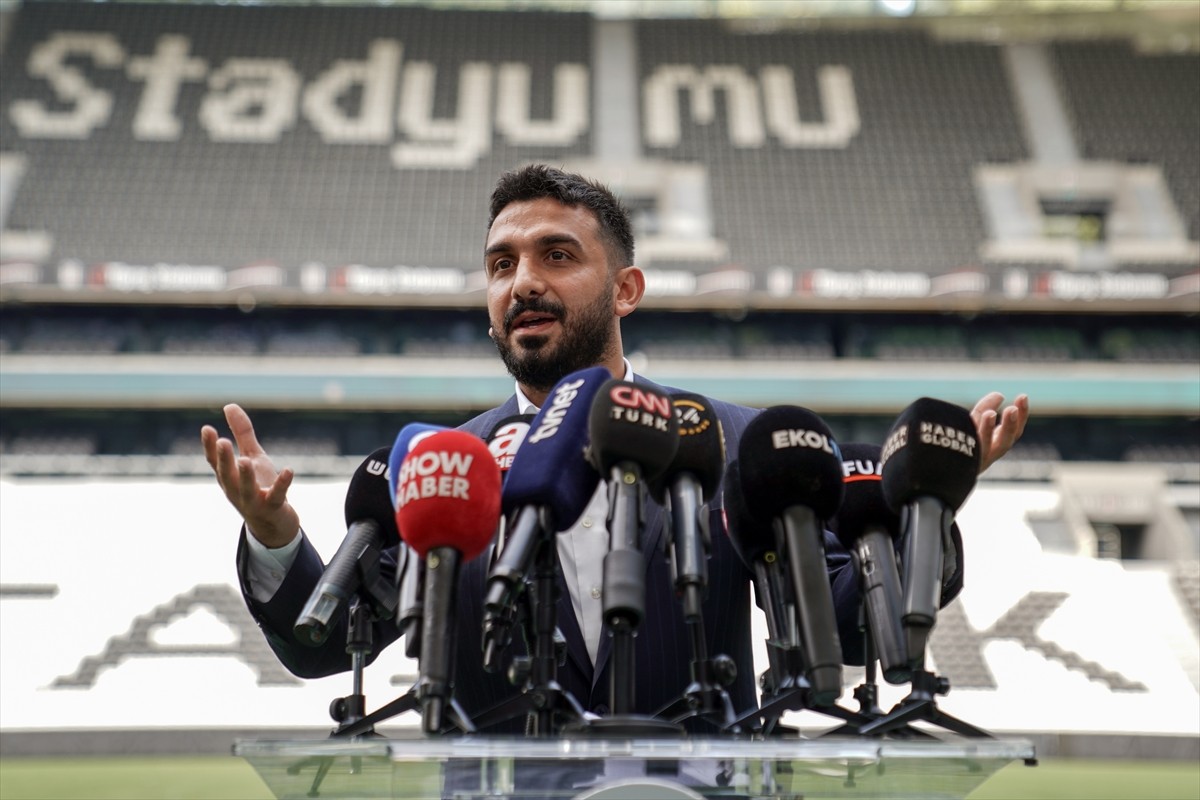TÜGVA Genel Başkanı İbrahim Beşinci, Beşiktaş TÜPRAŞ Stadyumu'nda düzenlenen basın toplantısında...
