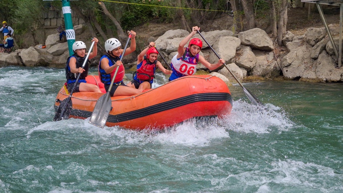 Tunceli'de düzenlenen Türkiye Rafting Şampiyonası ve Süper Kupa Yarışları kapsamında sıralama ve...