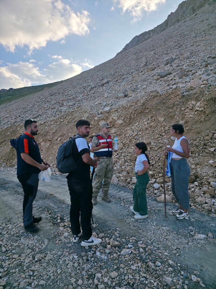 Tunceli'nin Pülümür ilçesinde dağlık alanda gezerken yolunu kaybeden 9 kişi, arama kurtarma...