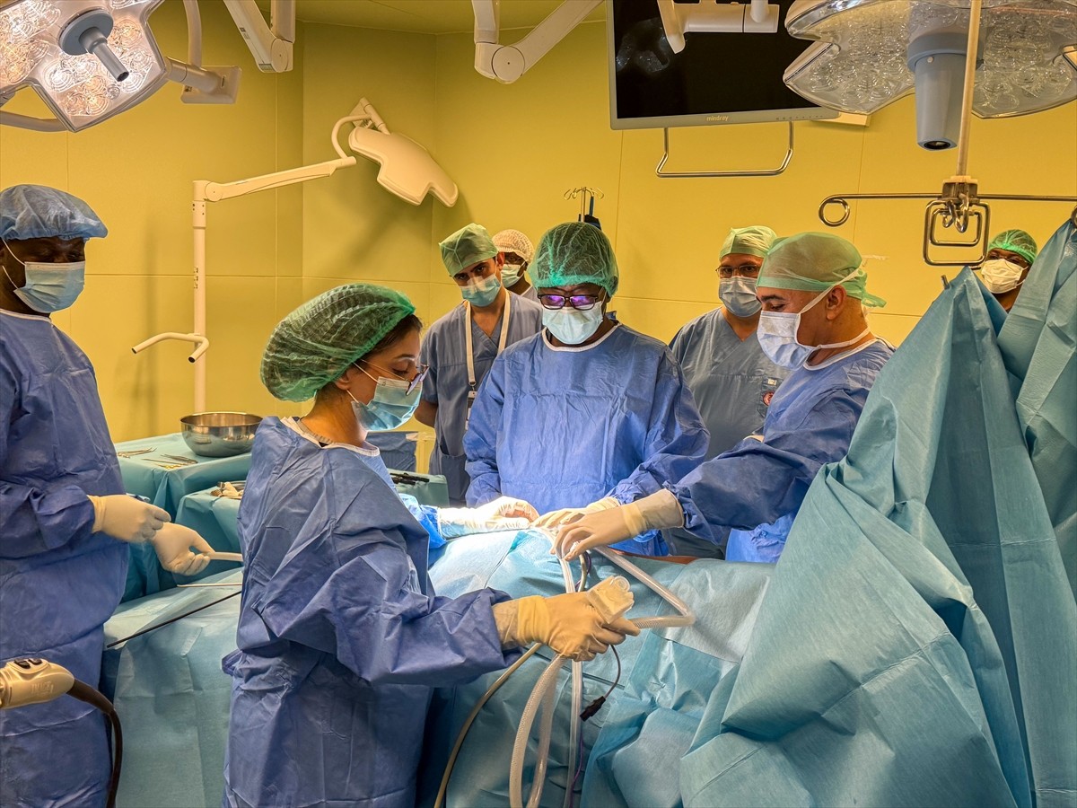  Türk doktorların da aralarında bulunduğu, Türkiye'den gelen 27 kişilik uzman ekip, Batı Afrika...