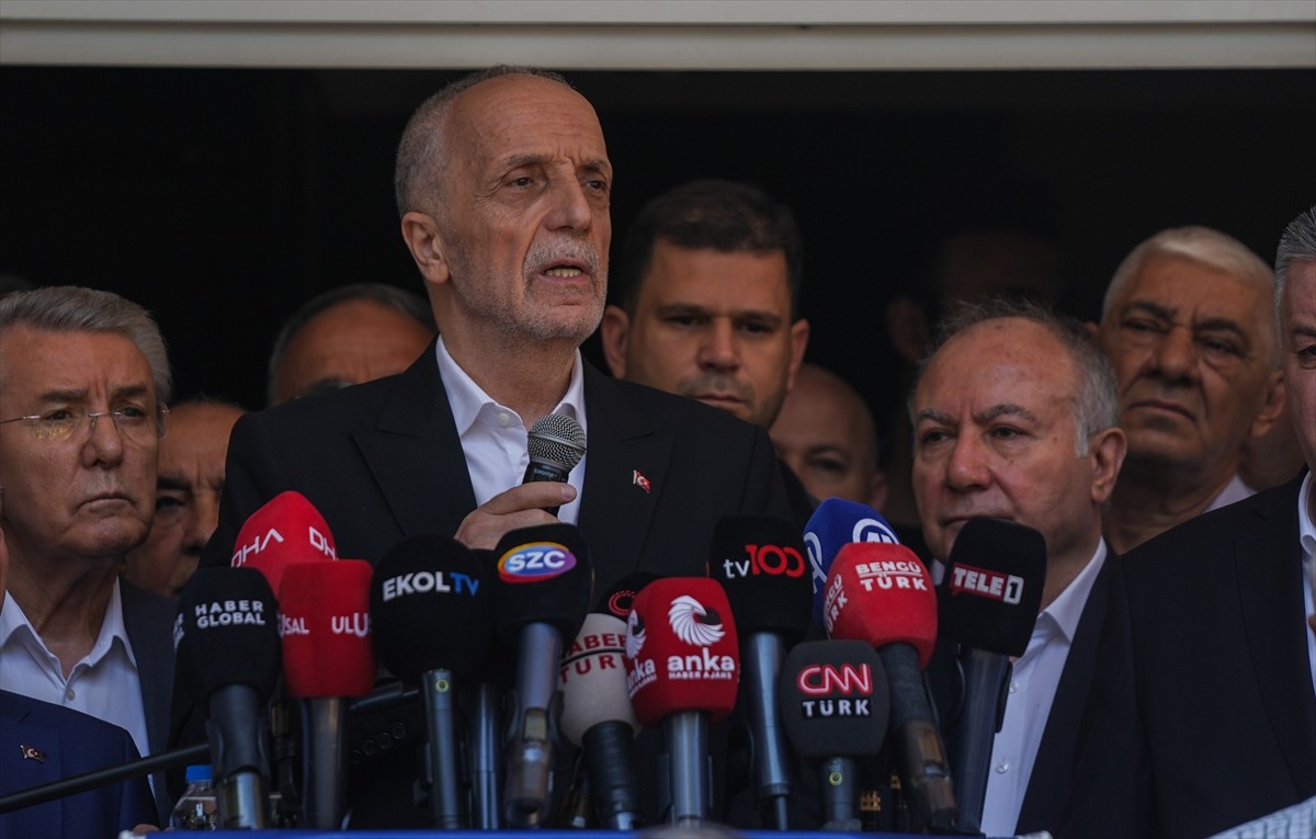 TÜRK-İŞ Genel Başkanı Ergün Atalay, kamudaki yaklaşık 600 bin işçiyi ilgilendiren Kamu Toplu İş...