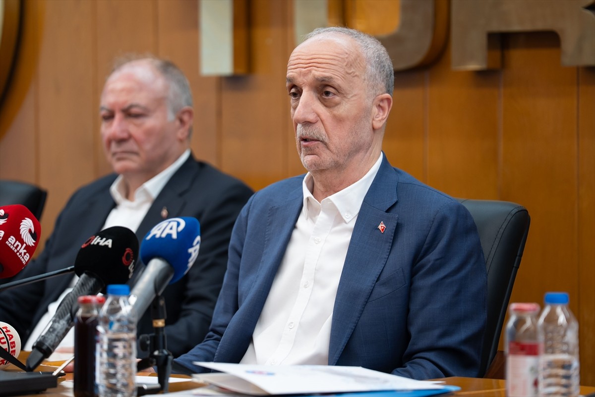 TÜRK-İŞ Genel Başkanı Ergün Atalay (ortada), TÜRK-İŞ Genel Merkezi'nde, devam eden Kamu Toplu İş...