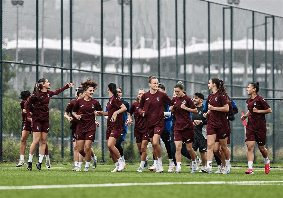 Turkcell Kadın Futbol Süper Ligi'nde mücadele eden Trabzonspor, yeni sezon hazırlıklarına Akyazı...