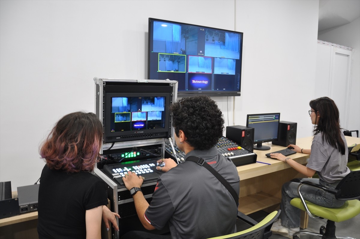 Türkiye'de iletişim alanında köklü geçmişe sahip kurumlardan olan Anadolu Üniversitesi İletişim...