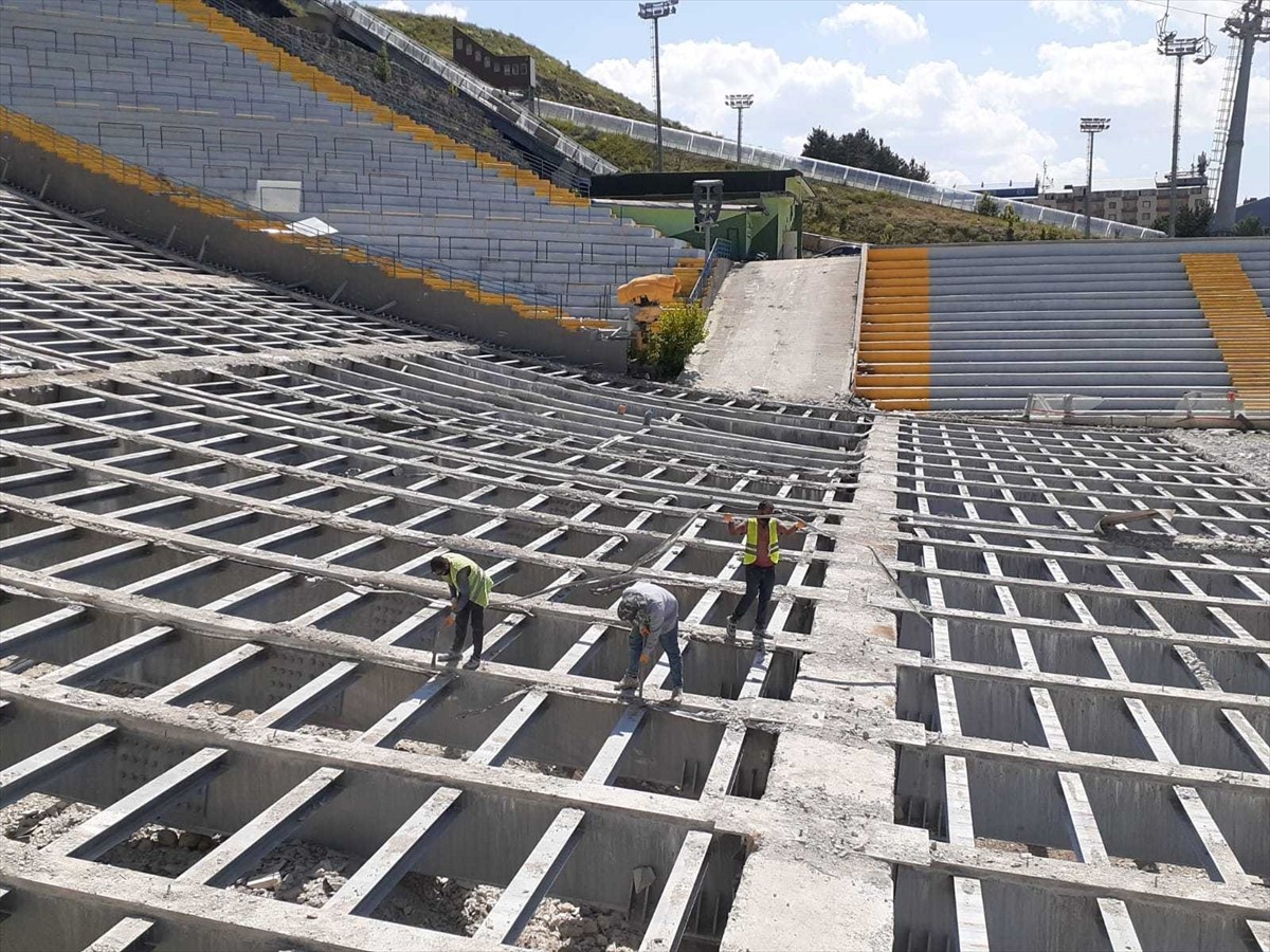 Türkiye'de tek olan Erzurum'daki kayakla atlama kulelerinde zemin tadilatı sonrası ahşap pist...
