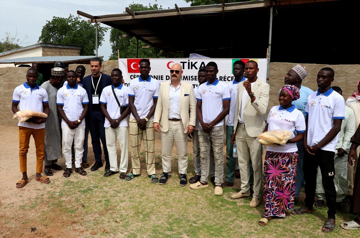 Türkiye'nin Yaounde Büyükelçisi Volkan Öskiper (sol 6), Kamerun'un Uzak Kuzey bölgesinde yer alan...